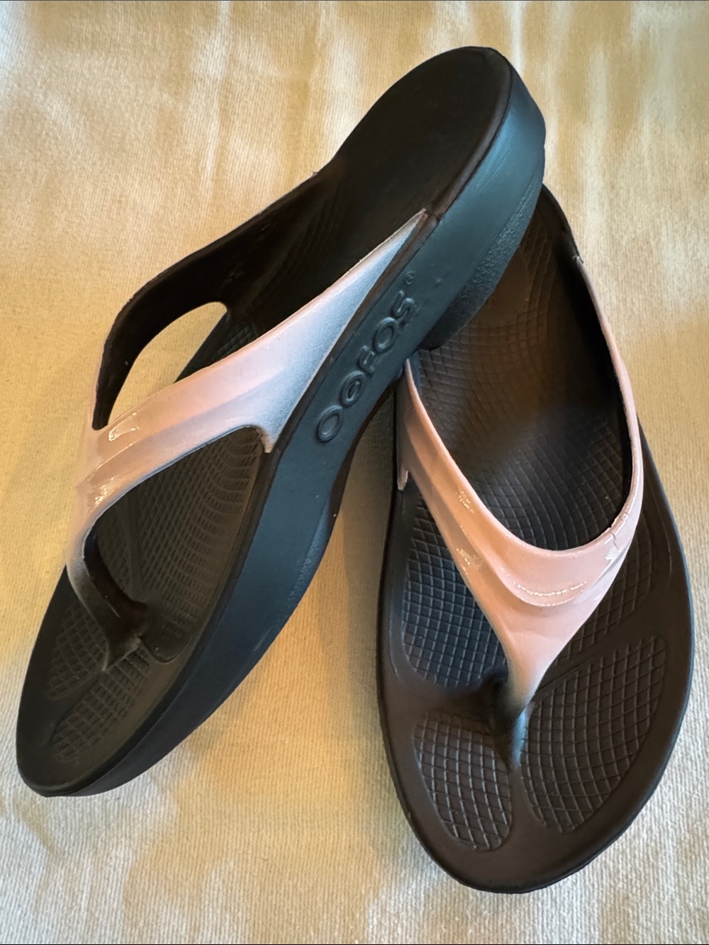 OOFOS Women's Pink and Black Comfort Flip Flops - Size 8